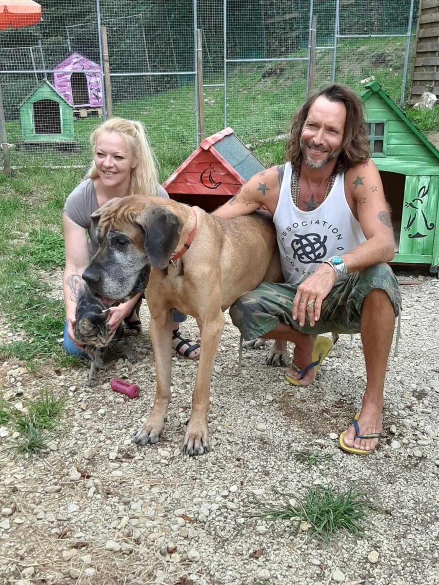 Pierrick Destraz, parrain de Chatdicap, accroupi près d'un chien