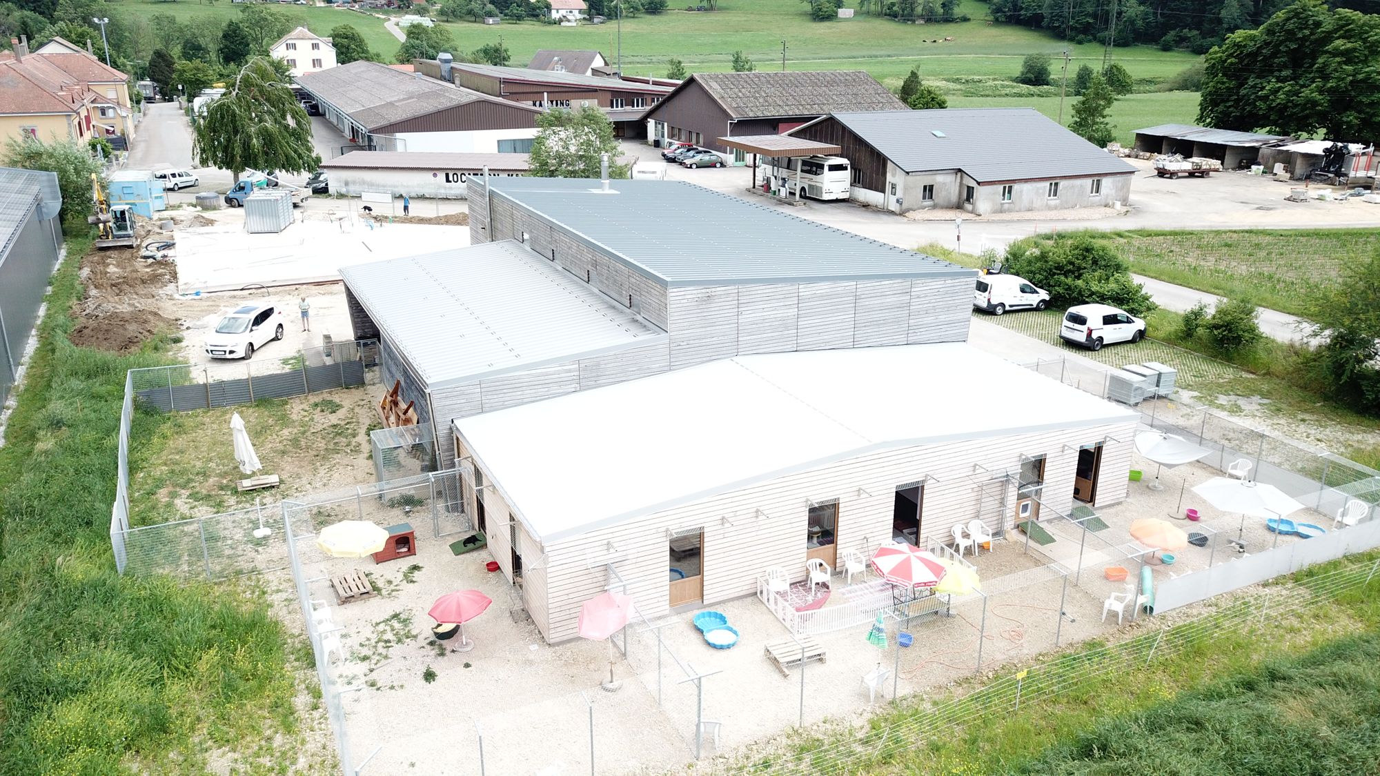 Vue aérienne du refuge de Noiraigue et de ses enclos extérieurs