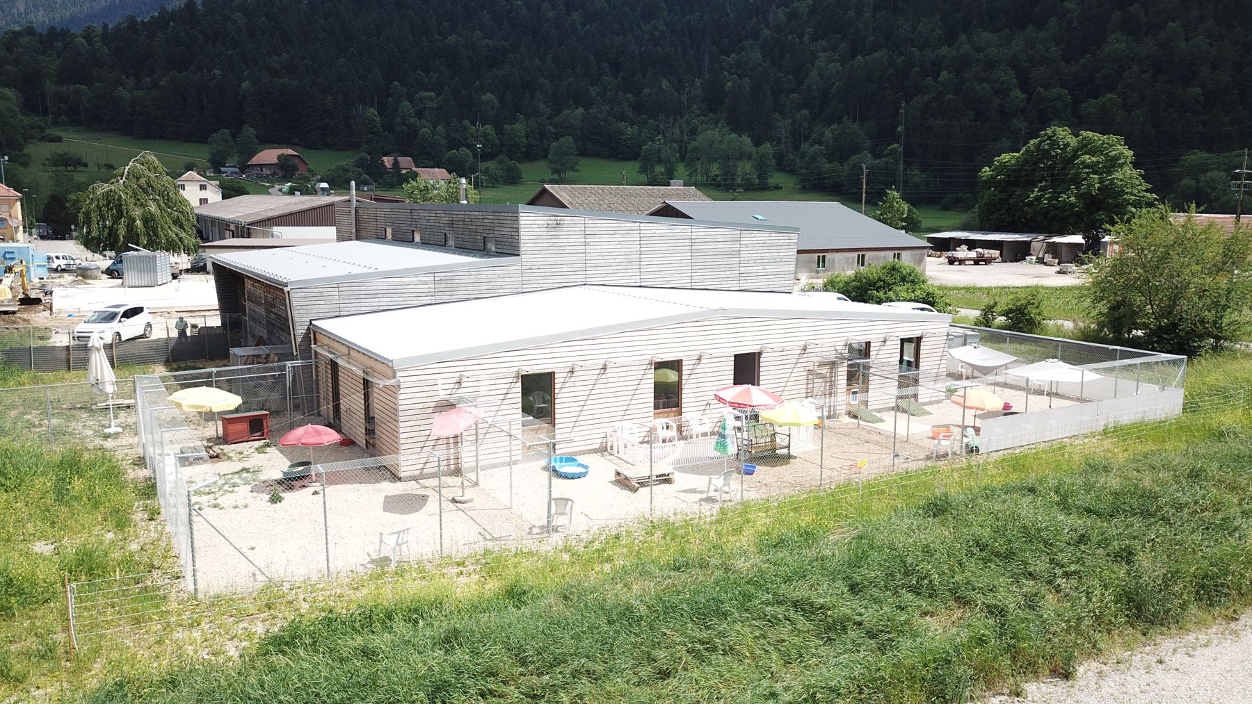 Le refuge de Noiraigue vu du ciel, ses enclos extérieurs, les champs et la forêt
